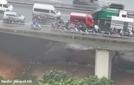 Cận cảnh dàn ô tô cùng đi chậm để chắn gió cho xe máy trên cầu làm nhiều người xúc động