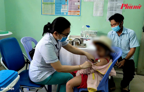 1.156 trẻ được tiêm vắc xin phòng chống dịch sởi trong ngày đầu triển khai ở trường học