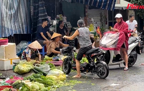 Hà Nội: Chợ vắng vẻ, giá rau tăng mạnh sau bão