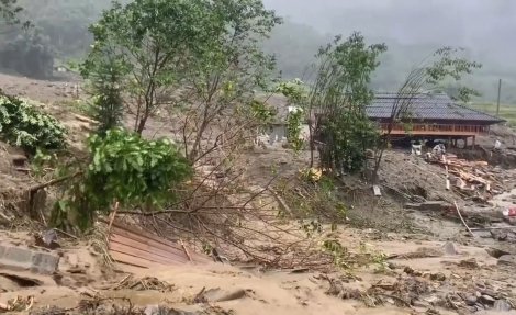 Sạt lở đất ở Sapa vùi lấp 4 hộ gia đình, 6 người tử vong