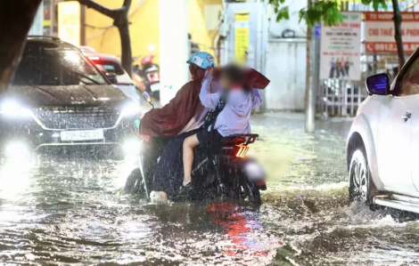 Mưa lớn kéo dài, ngập lụt nghiêm trọng ở Hà Nội