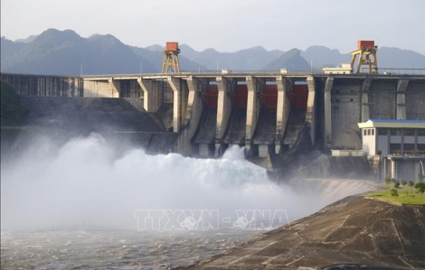 Thủy điện Tuyên Quang mở hết 8 cửa xả đáy để điều tiết lũ