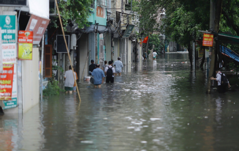 Nước sông dâng cao, nhiều khu vực ở Hà Nội ngập lụt nghiêm trọng