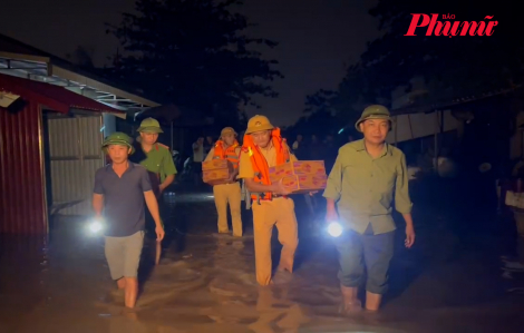 Lực lượng chức năng tuần tra 24/24 giờ để ứng cứu, hỗ trợ người dân