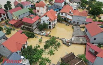 Một xã ngoại thành Hà Nội vẫn bị cô lập trong biển nước