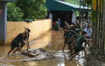 Xúc động hình ảnh chiến sĩ bộ đội giúp dân chống lũ