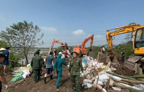 Vỡ 8m bờ hữu sông Ngũ Huyện Khê tại Hà Nội