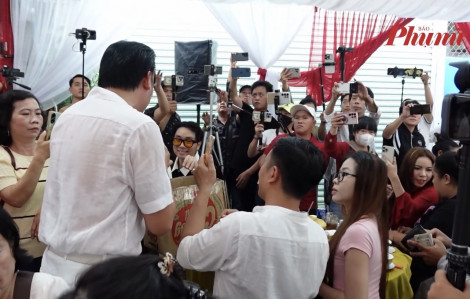 Giỗ tổ, NSƯT Kim Tiểu Long ôm nón, thùng giấy vừa hát vừa… quyên góp