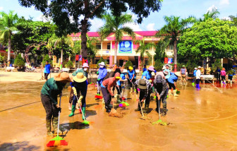 Giúp nhau quét dọn bùn đất, đón học sinh tới trường