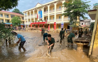 Giúp nhau quét dọn bùn đất, đón học sinh tới trường