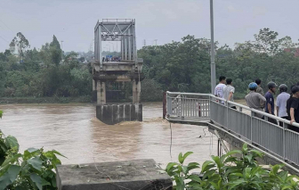 Tìm thấy thi thể đầu tiên trong vụ sập cầu Phong Châu