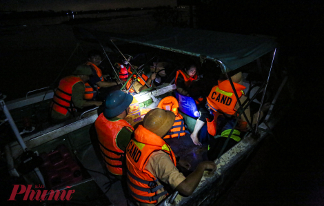 Tìm thấy thi thể nạn nhân đầu tiên trong vụ sập cầu Phong Châu