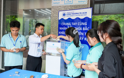 Nhiều trường đại học ở TPHCM thực hiện lễ khai giảng tiết kiệm để ủng hộ miền Bắc