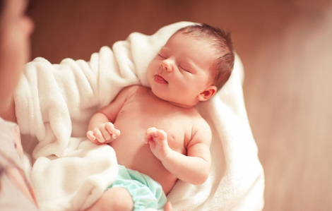 Em bé vừa chào đời được cho trở lại bụng mẹ