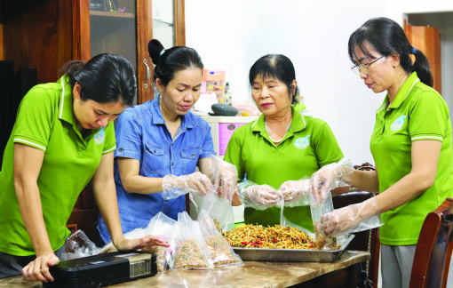 Gói yêu thương vào những món quà gửi bà con vùng bão lũ