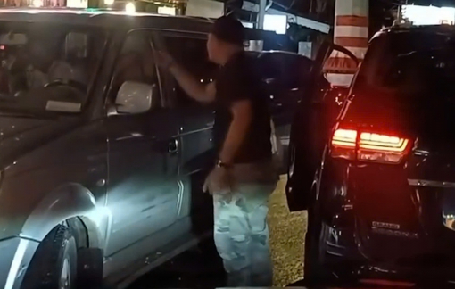 Xác định người đàn ông cầm mỏ lết đập kính ô tô, tấn công tài xế ở TP Thủ Đức