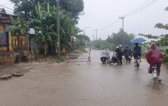 Đà Nẵng: Thác bùn lại tràn từ Cụm công nghiệp Cẩm Lệ xuống, người đi đường té ngã