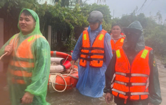 Mưa lớn kéo dài, dân Phú Quốc thức trắng đêm chuyển tài sản