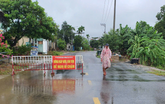 Bùn đất lại tràn từ Cụm công nghiệp Cẩm Lệ xuống khu dân cư, người đi đường té ngã