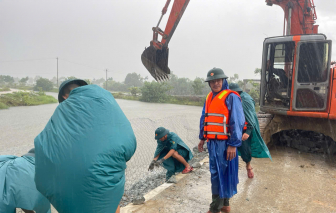 Thừa Thiên - Huế: Cán bộ, chiến sĩ đội mưa gia cố hói Hàng Tổng