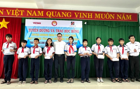 Vedan trao học bổng cho học sinh và trao tặng nhà đại đoàn kết