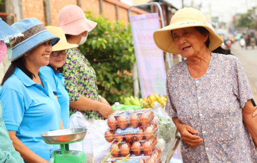 30 chi hội trưởng phụ nữ cùng hùn vốn mở phiên chợ đặc biệt