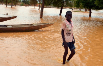 Năm học mới ở Niger bị hoãn cả tháng vì mưa lũ