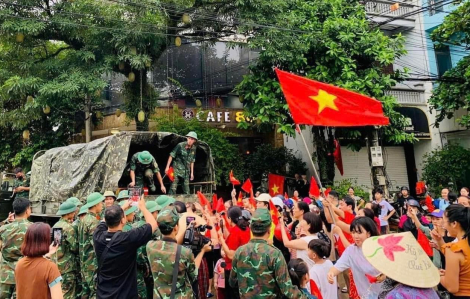 Người dân Yên Bái chờ bên đường cảm ơn, vẫy cờ chào tạm biệt các chiến sĩ quân đội