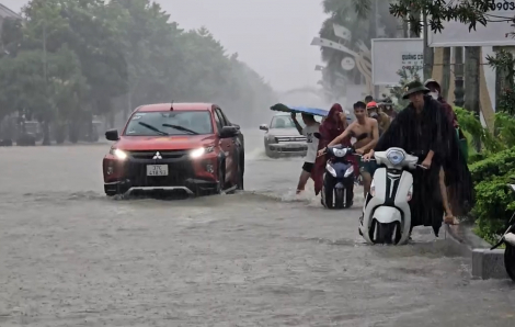 Đường phố ở Vinh “thành sông”, xe chết máy la liệt trên đường