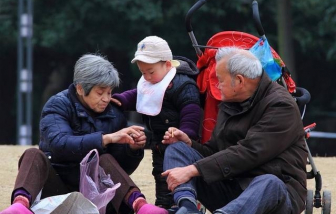 Hậu ly hôn, cha mẹ "khoán" con cho ông bà