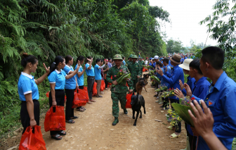 “Chúng tôi xin lỗi vì đã không đưa được hết thân nhân của bà con lên”