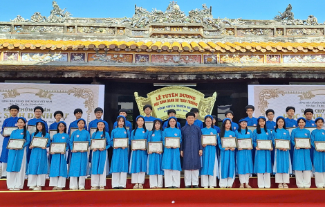 Thừa Thiên - Huế vinh danh 384 học sinh danh dự toàn trường