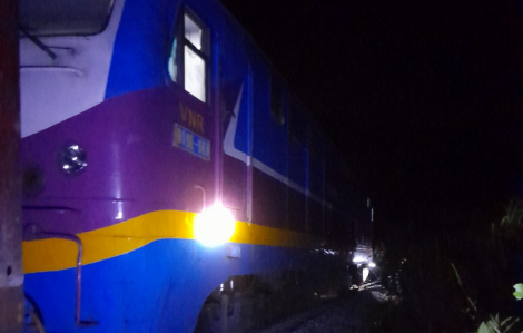 Đầu máy tàu chở hàng lại trật bánh tại Lăng Cô