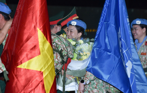 Xúc động giây phút đón người lính "mũ nồi xanh" trở về từ Nam Sudan