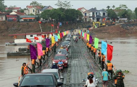 Người dân hân hoan khi có cầu phao thay cầu Phong Châu