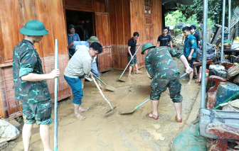 Bộ đội, công an giúp người dân khắc phục hậu quả lũ ống