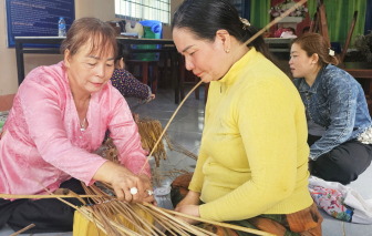 Nghề đan lát giúp hàng ngàn chị em có việc làm tại quê nhà