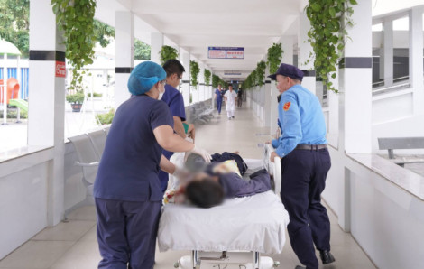 Một gia đình nhập viện vì nhiễm xoắn khuẩn nguy hiểm có trong nước lũ