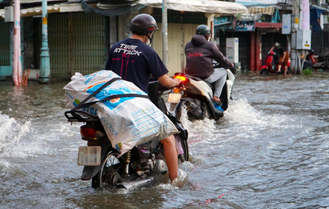 Triều cường dâng cao, nhiều xe chết máy trên đường Trần Xuân Soạn