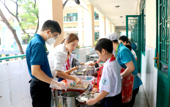 Phụ huynh dùng bữa trưa bán trú cùng con