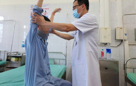 Chơi điện thoại nhiều giờ trong đêm, bé trai đột ngột liệt tứ chi