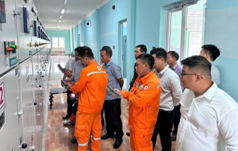 PC Khánh Hòa: Huấn luyện nội bộ thực hành thiết bị đo phóng điện cục bộ