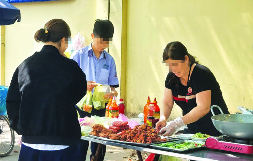 Xiên thức ăn “bẩn” bán rong tác động nguy hại tới bộ não trẻ