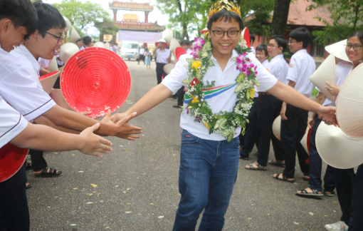 Học sinh đến trường Quốc học Huế "xin vía" nhà vô địch "Đường lên đỉnh Olympia"