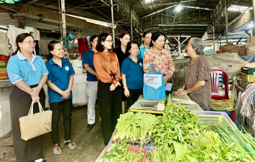 Trao quà, thăm hỏi tiểu thương có hoàn cảnh khó khăn