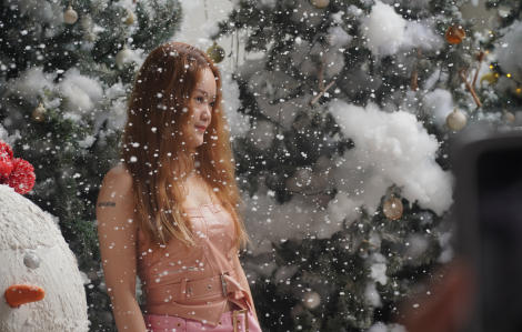 Giới trẻ TPHCM mê mẩn quán cà phê có tuyết rơi như mùa đông châu Âu