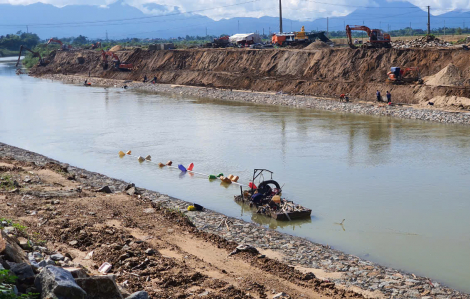 Quảng Nam: Người dân giữ ghe hút cát ngay chân kè chống sạt lở bờ sông