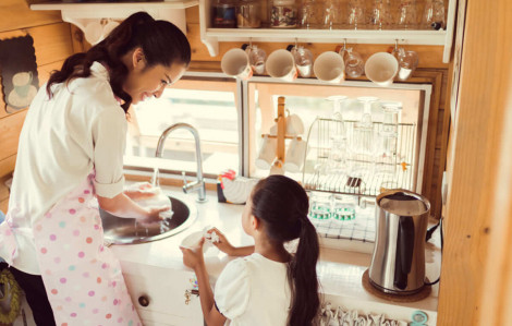 Hễ con hư là chồng bắt vợ nghỉ việc