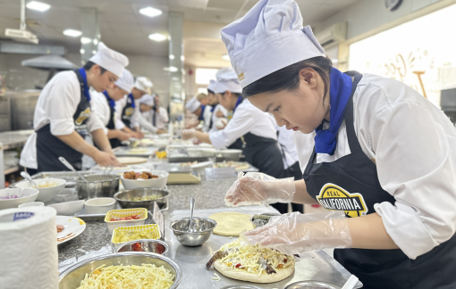 Sinh viên tranh tài làm bánh pizza