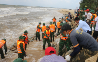 Bộ đội Biên phòng căng mình chống sạt lở bờ biển